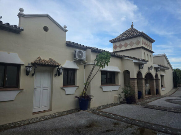FOR SALE 🏡 Six-Bedroom Villa to Renovate on a 2,000 m² Plot with Golf and Sea Views – El Paraíso, Benahavís 🇪🇸