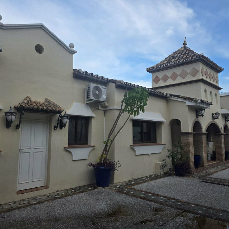 FOR SALE 🏡 Six-Bedroom Villa to Renovate on a 2,000 m² Plot with Golf and Sea Views – El Paraíso, Benahavís 🇪🇸