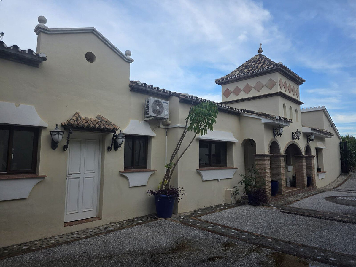 six-bedroom-villa-to-renovate-2000m2-plot-sea-golf-views-el-01 FOR SALE 🏡 Six-Bedroom Villa to Renovate on a 2,000 m² Plot with Golf and Sea Views – El Paraíso, Benahavís 🇪🇸