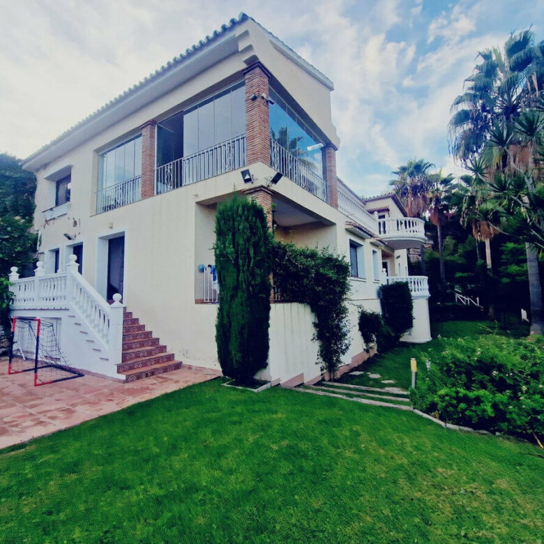 FOR SALE 🏡 Six-Bedroom Villa to Renovate on a 2,000 m² Plot with Golf and Sea Views – El Paraíso, Benahavís 🇪🇸