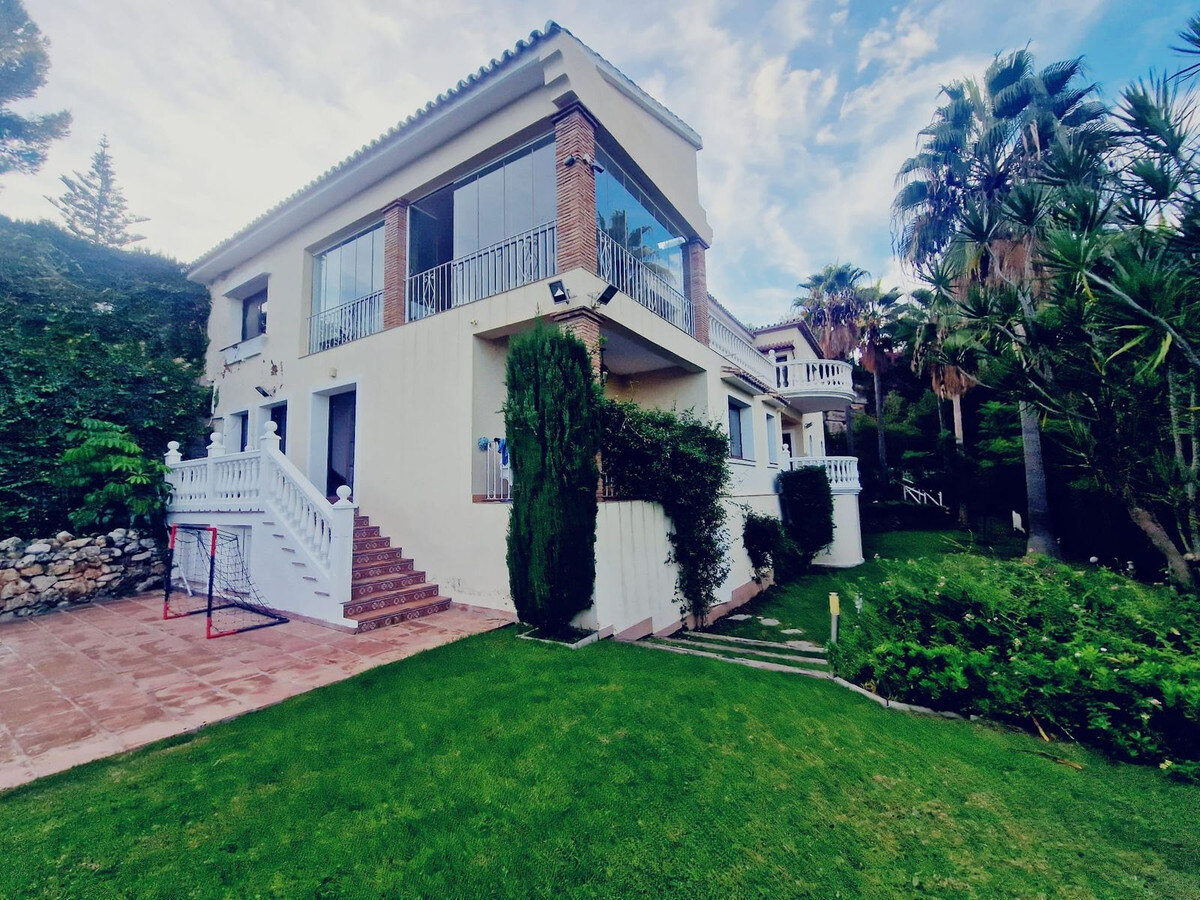 FOR SALE 🏡 Six-Bedroom Villa to Renovate on a 2,000 m² Plot with Golf and Sea Views – El Paraíso, Benahavís 🇪🇸