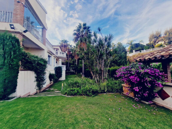 FOR SALE 🏡 Six-Bedroom Villa to Renovate on a 2,000 m² Plot with Golf and Sea Views – El Paraíso, Benahavís 🇪🇸