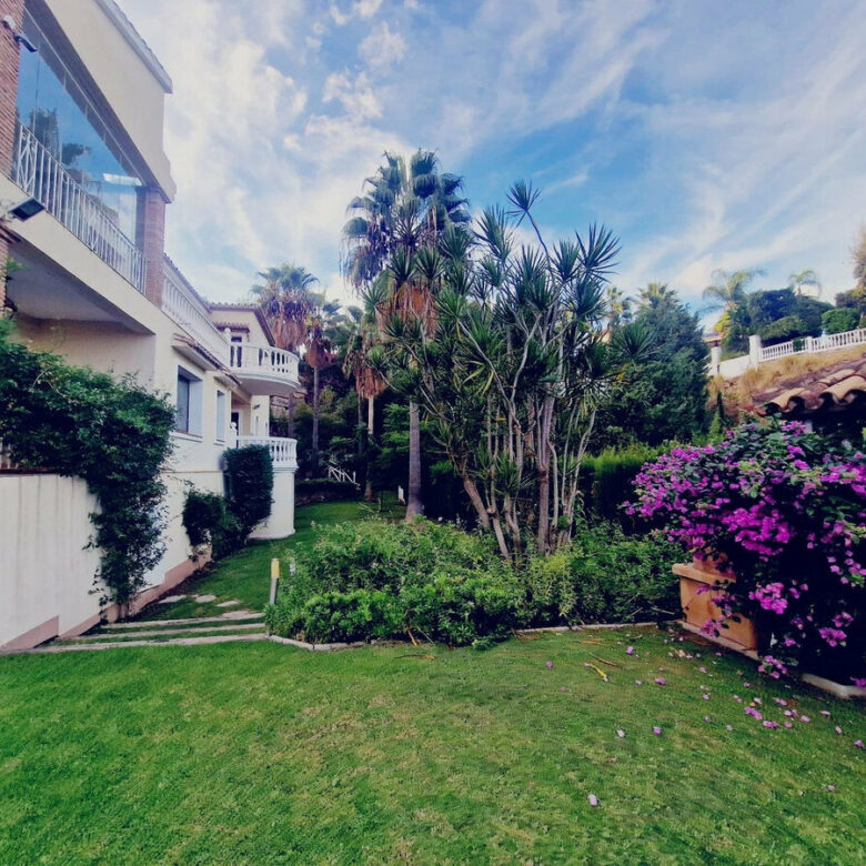 FOR SALE 🏡 Six-Bedroom Villa to Renovate on a 2,000 m² Plot with Golf and Sea Views – El Paraíso, Benahavís 🇪🇸
