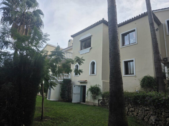 FOR SALE 🏡 Six-Bedroom Villa to Renovate on a 2,000 m² Plot with Golf and Sea Views – El Paraíso, Benahavís 🇪🇸