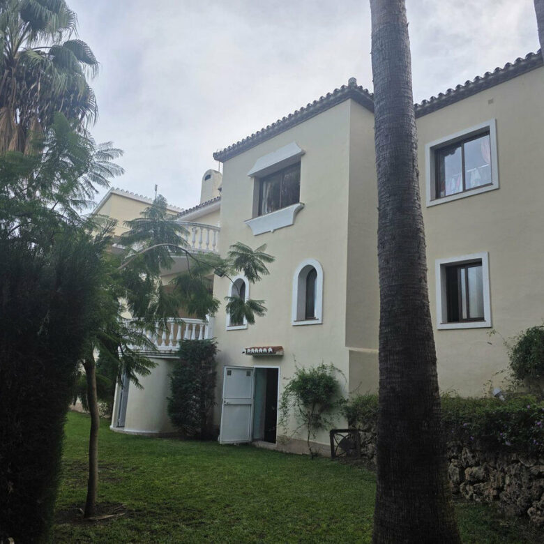 FOR SALE 🏡 Six-Bedroom Villa to Renovate on a 2,000 m² Plot with Golf and Sea Views – El Paraíso, Benahavís 🇪🇸