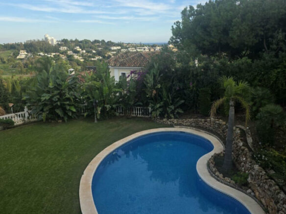 FOR SALE 🏡 Six-Bedroom Villa to Renovate on a 2,000 m² Plot with Golf and Sea Views – El Paraíso, Benahavís 🇪🇸