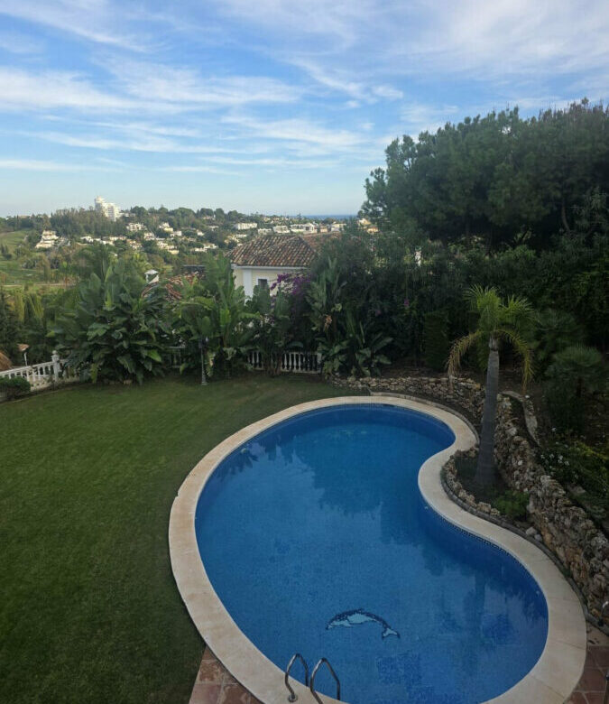 FOR SALE 🏡 Six-Bedroom Villa to Renovate on a 2,000 m² Plot with Golf and Sea Views – El Paraíso, Benahavís 🇪🇸