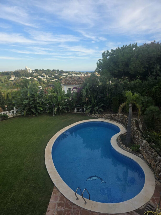 FOR SALE 🏡 Six-Bedroom Villa to Renovate on a 2,000 m² Plot with Golf and Sea Views – El Paraíso, Benahavís 🇪🇸