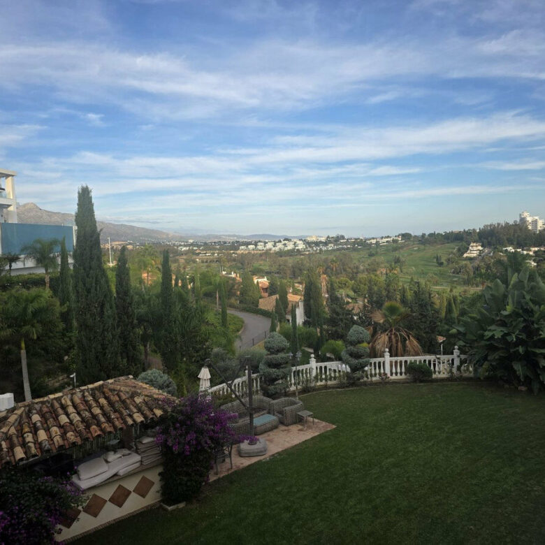 FOR SALE 🏡 Six-Bedroom Villa to Renovate on a 2,000 m² Plot with Golf and Sea Views – El Paraíso, Benahavís 🇪🇸