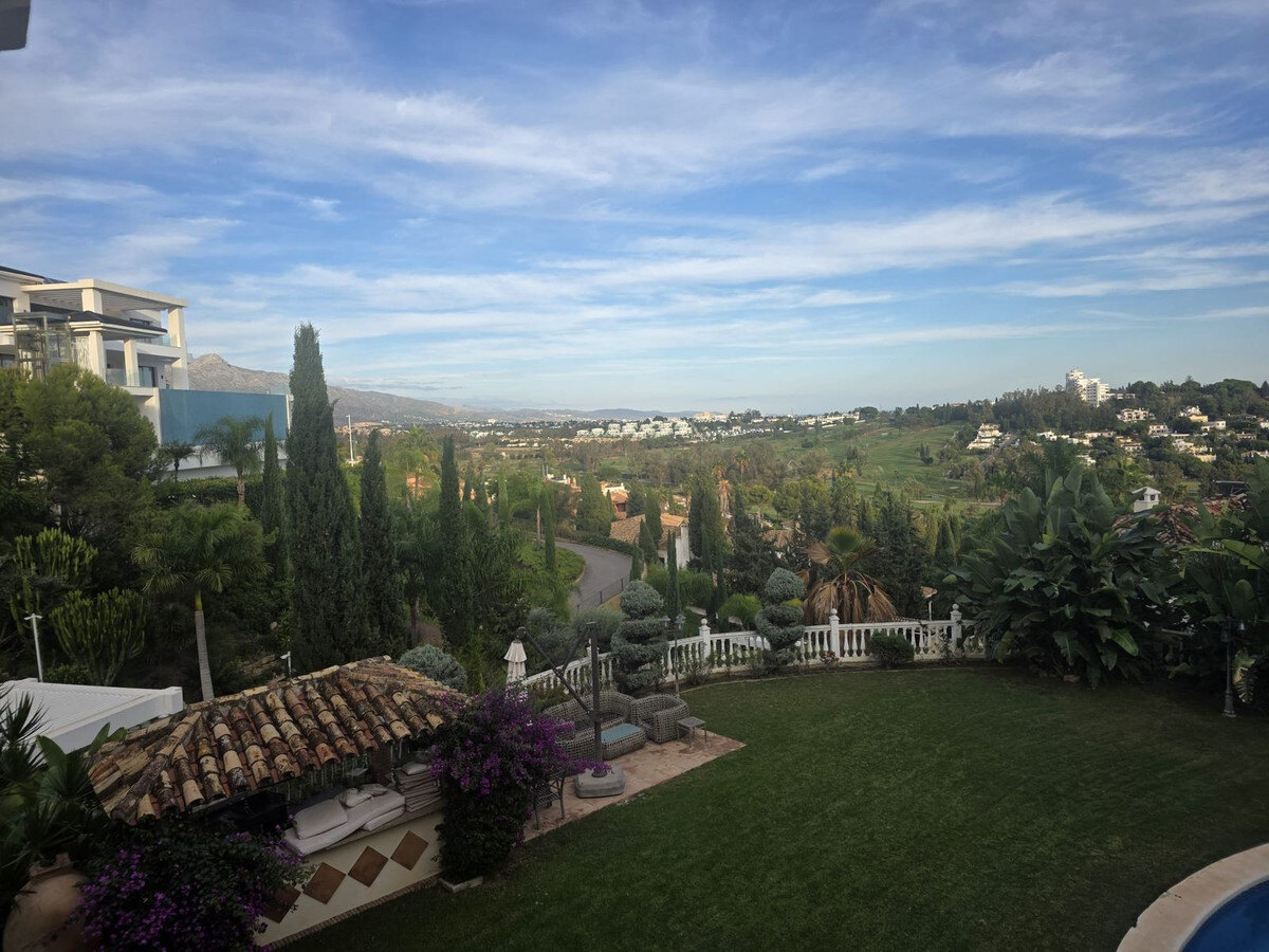 FOR SALE 🏡 Six-Bedroom Villa to Renovate on a 2,000 m² Plot with Golf and Sea Views – El Paraíso, Benahavís 🇪🇸