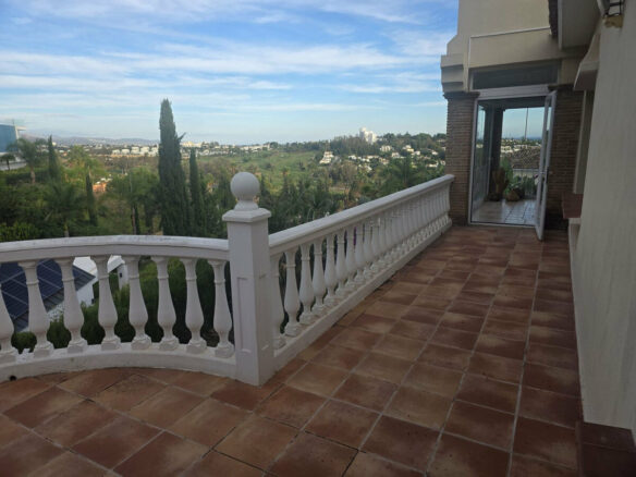 FOR SALE 🏡 Six-Bedroom Villa to Renovate on a 2,000 m² Plot with Golf and Sea Views – El Paraíso, Benahavís 🇪🇸