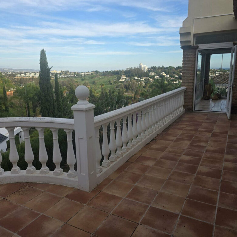 FOR SALE 🏡 Six-Bedroom Villa to Renovate on a 2,000 m² Plot with Golf and Sea Views – El Paraíso, Benahavís 🇪🇸