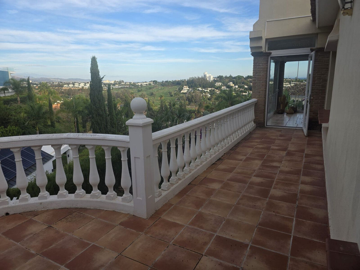FOR SALE 🏡 Six-Bedroom Villa to Renovate on a 2,000 m² Plot with Golf and Sea Views – El Paraíso, Benahavís 🇪🇸