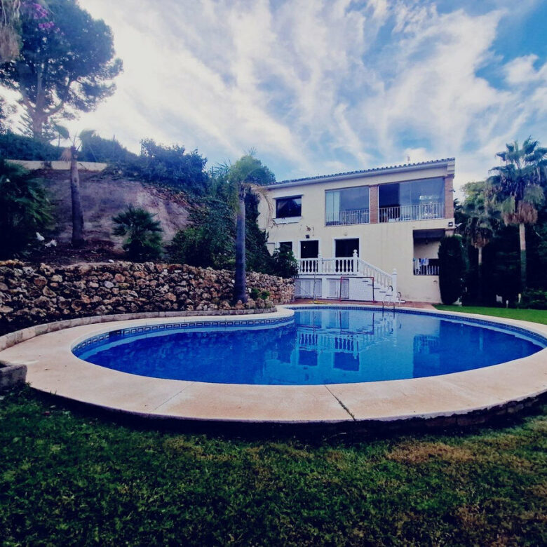 FOR SALE 🏡 Six-Bedroom Villa to Renovate on a 2,000 m² Plot with Golf and Sea Views – El Paraíso, Benahavís 🇪🇸