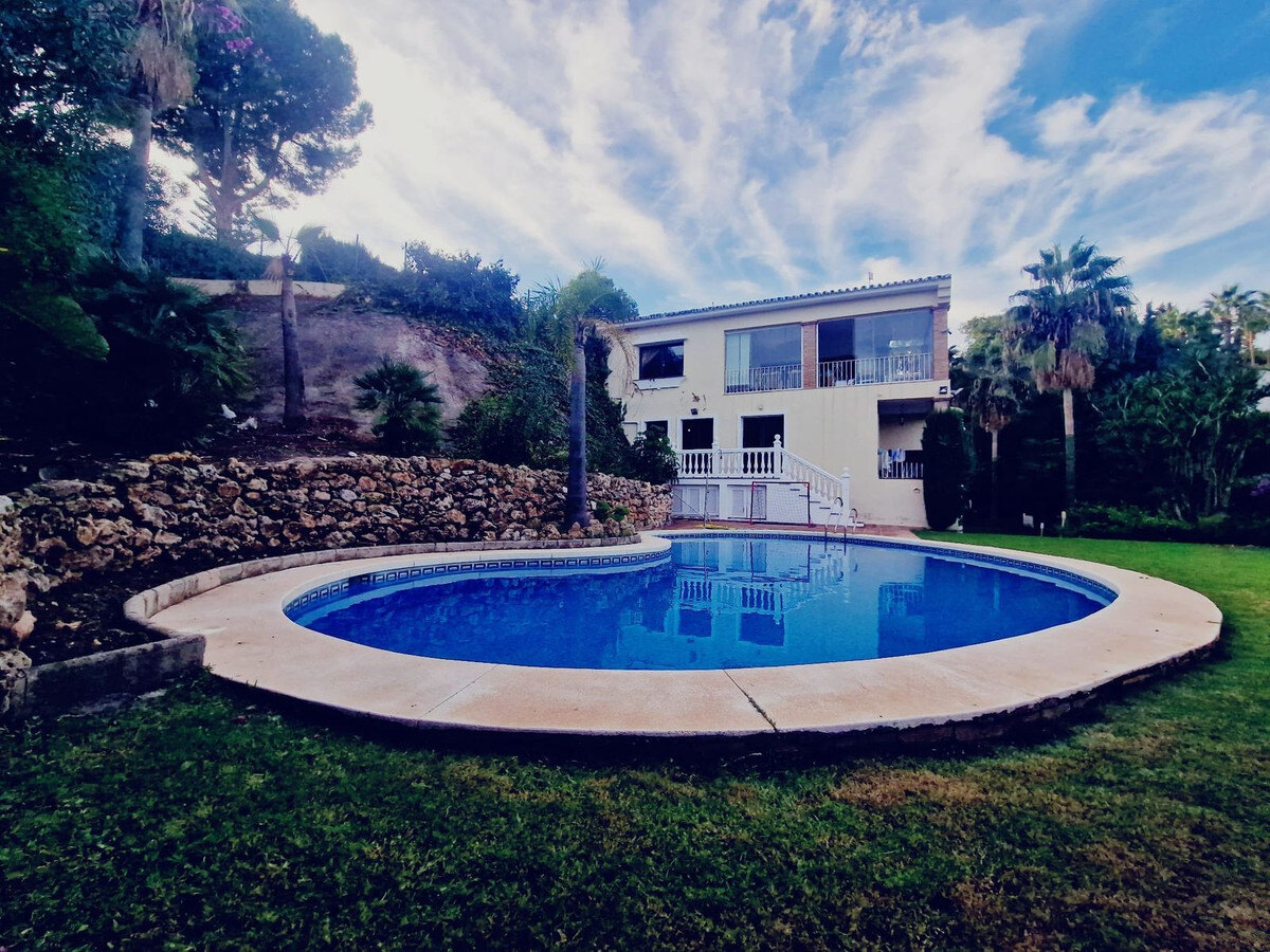 FOR SALE 🏡 Six-Bedroom Villa to Renovate on a 2,000 m² Plot with Golf and Sea Views – El Paraíso, Benahavís 🇪🇸