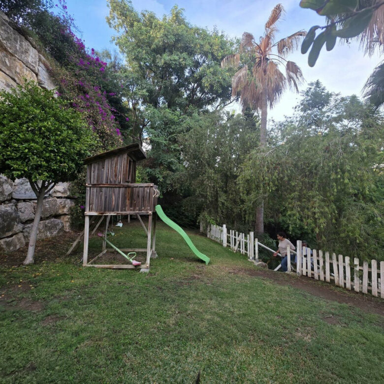 FOR SALE 🏡 Six-Bedroom Villa to Renovate on a 2,000 m² Plot with Golf and Sea Views – El Paraíso, Benahavís 🇪🇸