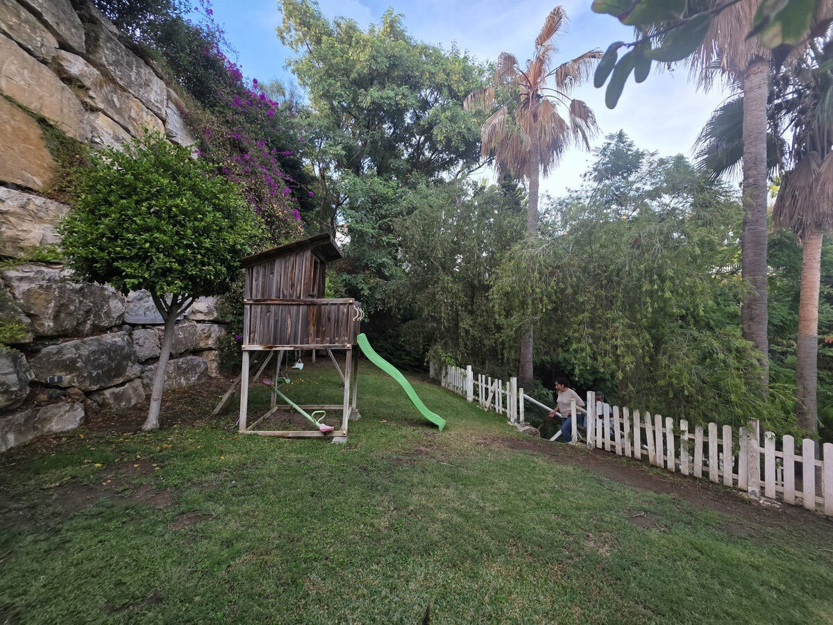 FOR SALE 🏡 Six-Bedroom Villa to Renovate on a 2,000 m² Plot with Golf and Sea Views – El Paraíso, Benahavís 🇪🇸