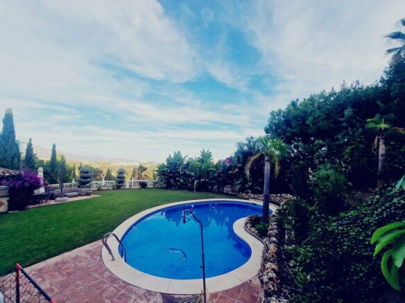FOR SALE 🏡 Six-Bedroom Villa to Renovate on a 2,000 m² Plot with Golf and Sea Views – El Paraíso, Benahavís 🇪🇸