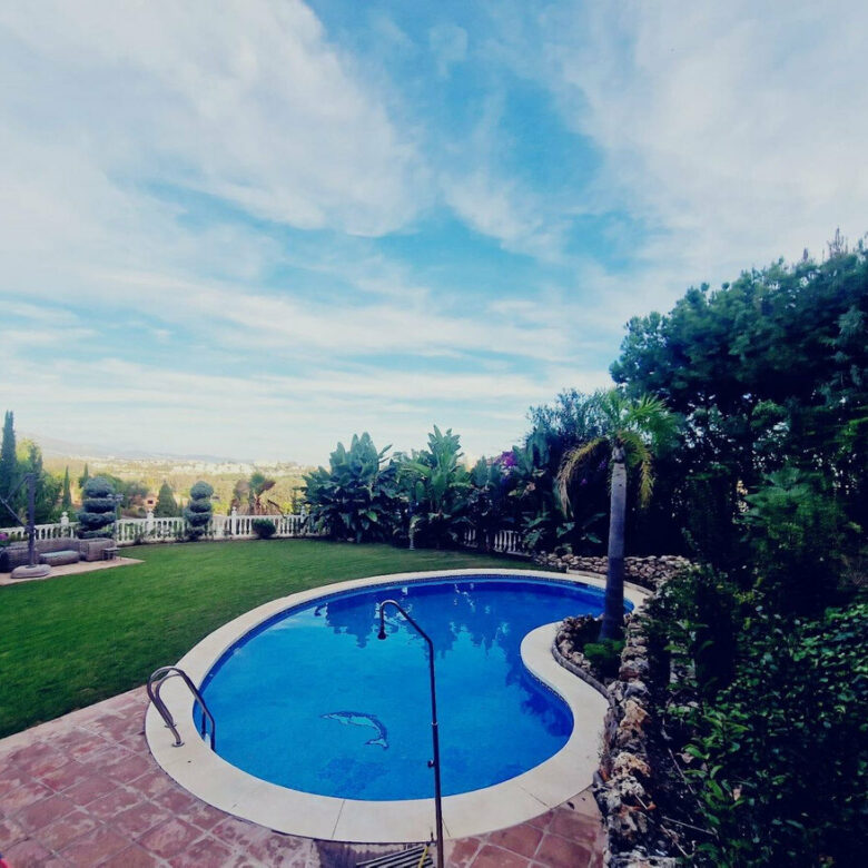 FOR SALE 🏡 Six-Bedroom Villa to Renovate on a 2,000 m² Plot with Golf and Sea Views – El Paraíso, Benahavís 🇪🇸