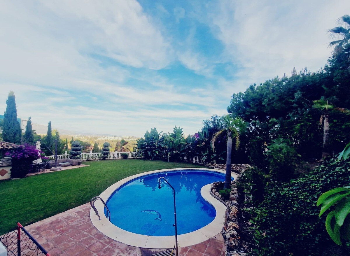 FOR SALE 🏡 Six-Bedroom Villa to Renovate on a 2,000 m² Plot with Golf and Sea Views – El Paraíso, Benahavís 🇪🇸