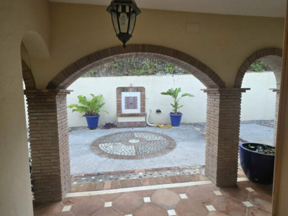FOR SALE 🏡 Six-Bedroom Villa to Renovate on a 2,000 m² Plot with Golf and Sea Views – El Paraíso, Benahavís 🇪🇸