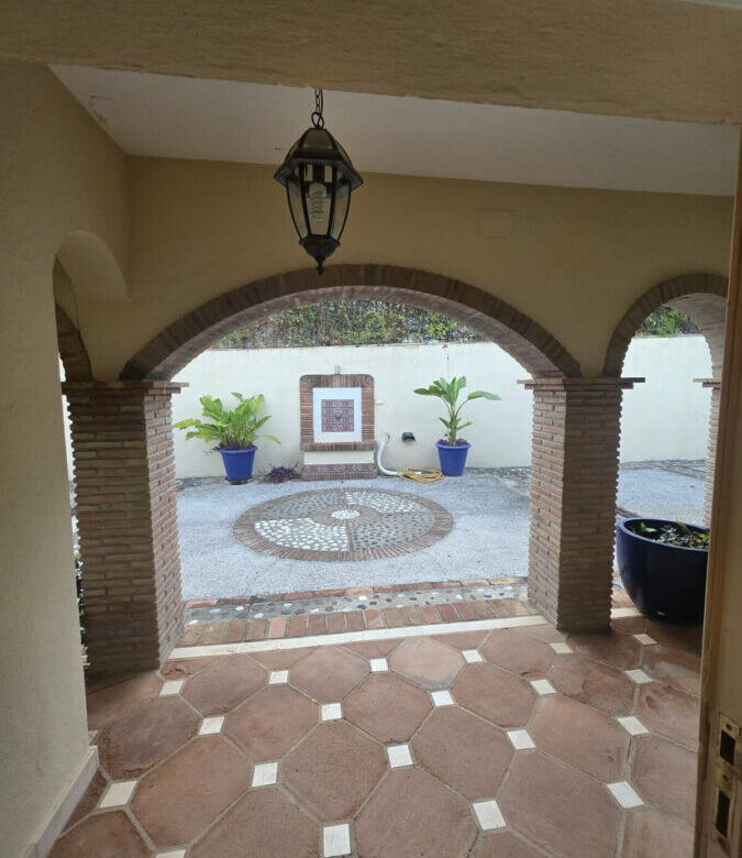 FOR SALE 🏡 Six-Bedroom Villa to Renovate on a 2,000 m² Plot with Golf and Sea Views – El Paraíso, Benahavís 🇪🇸