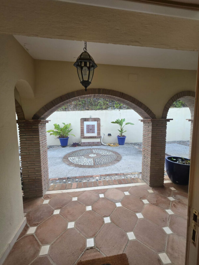 FOR SALE 🏡 Six-Bedroom Villa to Renovate on a 2,000 m² Plot with Golf and Sea Views – El Paraíso, Benahavís 🇪🇸