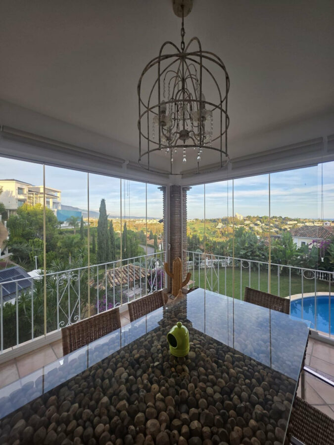 FOR SALE 🏡 Six-Bedroom Villa to Renovate on a 2,000 m² Plot with Golf and Sea Views – El Paraíso, Benahavís 🇪🇸