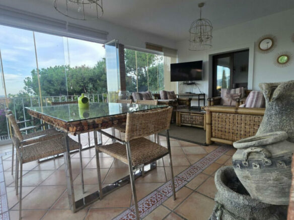 FOR SALE 🏡 Six-Bedroom Villa to Renovate on a 2,000 m² Plot with Golf and Sea Views – El Paraíso, Benahavís 🇪🇸