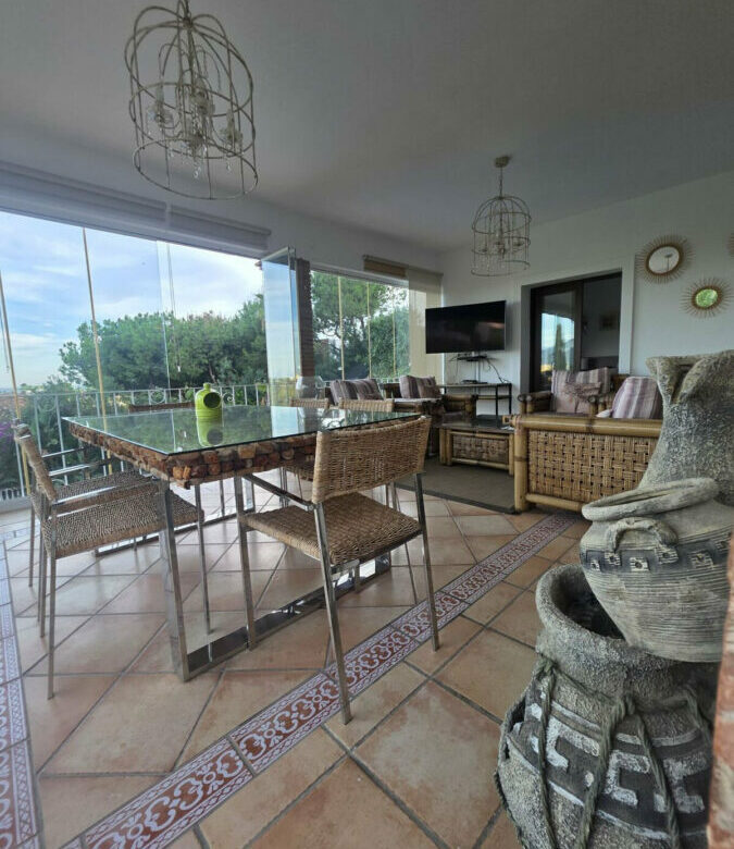 FOR SALE 🏡 Six-Bedroom Villa to Renovate on a 2,000 m² Plot with Golf and Sea Views – El Paraíso, Benahavís 🇪🇸