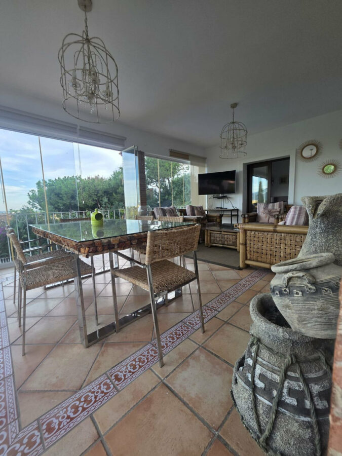 FOR SALE 🏡 Six-Bedroom Villa to Renovate on a 2,000 m² Plot with Golf and Sea Views – El Paraíso, Benahavís 🇪🇸