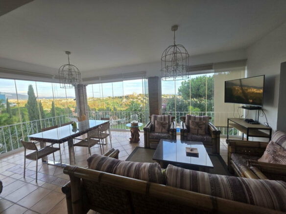 FOR SALE 🏡 Six-Bedroom Villa to Renovate on a 2,000 m² Plot with Golf and Sea Views – El Paraíso, Benahavís 🇪🇸