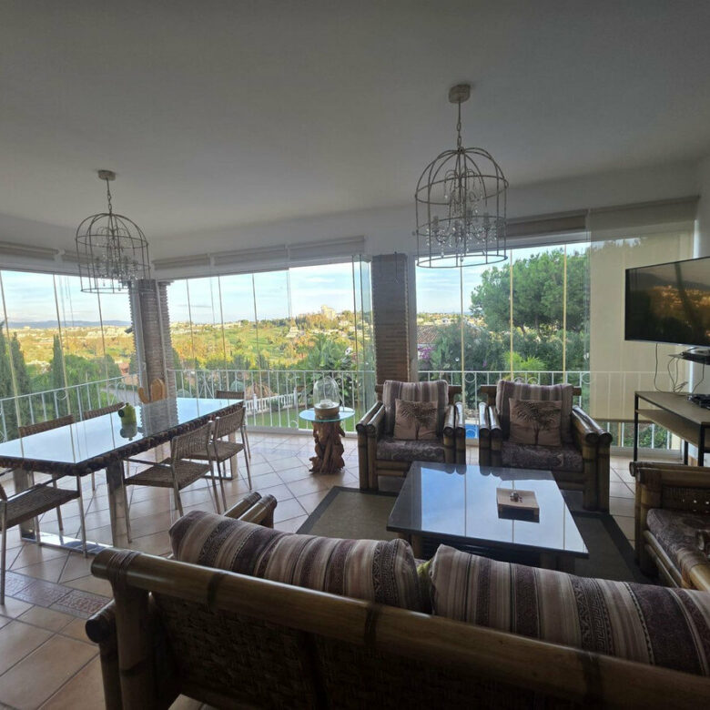 FOR SALE 🏡 Six-Bedroom Villa to Renovate on a 2,000 m² Plot with Golf and Sea Views – El Paraíso, Benahavís 🇪🇸