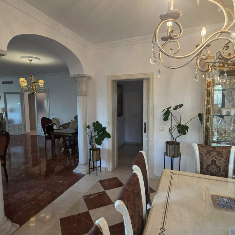 FOR SALE 🏡 Six-Bedroom Villa to Renovate on a 2,000 m² Plot with Golf and Sea Views – El Paraíso, Benahavís 🇪🇸