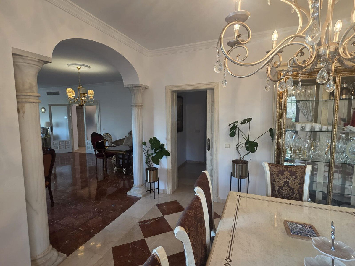FOR SALE 🏡 Six-Bedroom Villa to Renovate on a 2,000 m² Plot with Golf and Sea Views – El Paraíso, Benahavís 🇪🇸
