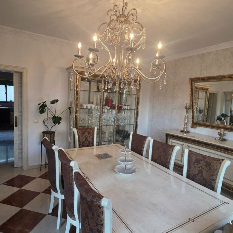 FOR SALE 🏡 Six-Bedroom Villa to Renovate on a 2,000 m² Plot with Golf and Sea Views – El Paraíso, Benahavís 🇪🇸