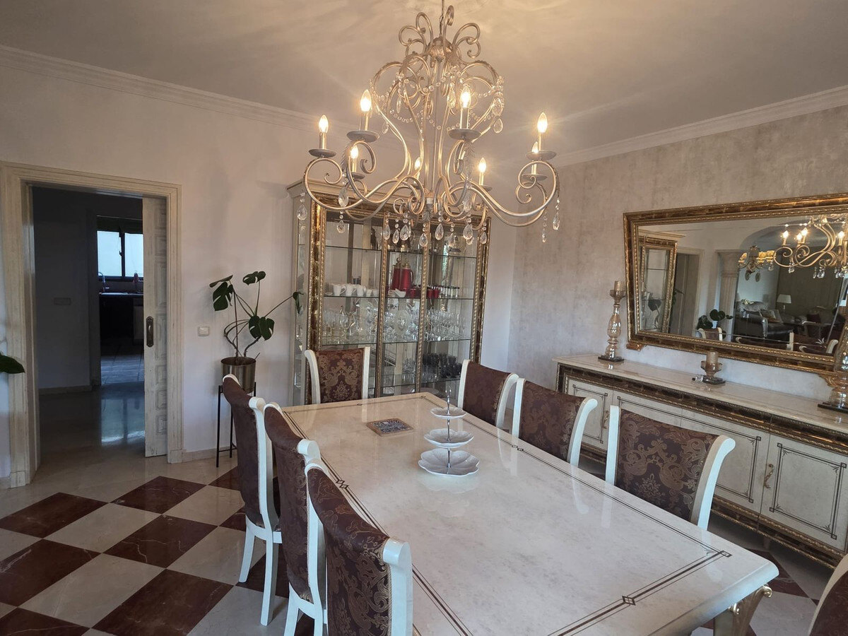FOR SALE 🏡 Six-Bedroom Villa to Renovate on a 2,000 m² Plot with Golf and Sea Views – El Paraíso, Benahavís 🇪🇸