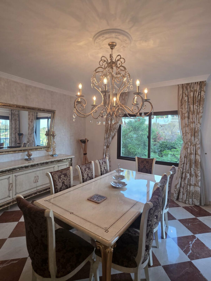 FOR SALE 🏡 Six-Bedroom Villa to Renovate on a 2,000 m² Plot with Golf and Sea Views – El Paraíso, Benahavís 🇪🇸