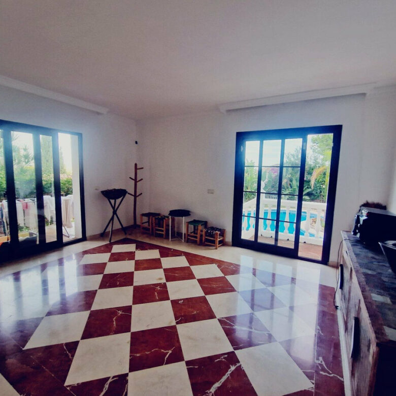 FOR SALE 🏡 Six-Bedroom Villa to Renovate on a 2,000 m² Plot with Golf and Sea Views – El Paraíso, Benahavís 🇪🇸