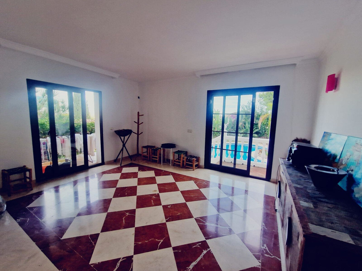 FOR SALE 🏡 Six-Bedroom Villa to Renovate on a 2,000 m² Plot with Golf and Sea Views – El Paraíso, Benahavís 🇪🇸