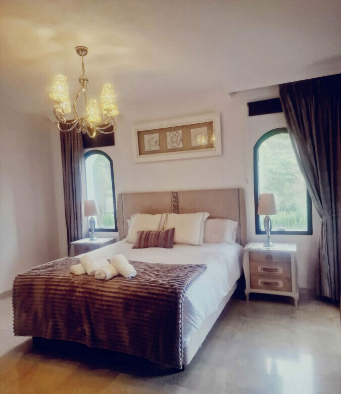 FOR SALE 🏡 Six-Bedroom Villa to Renovate on a 2,000 m² Plot with Golf and Sea Views – El Paraíso, Benahavís 🇪🇸