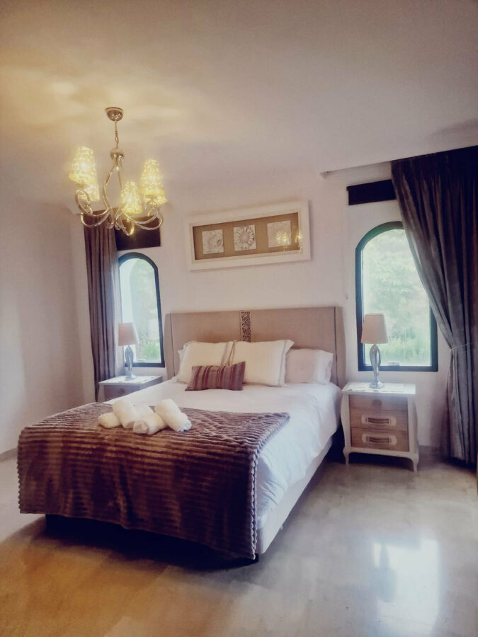 FOR SALE 🏡 Six-Bedroom Villa to Renovate on a 2,000 m² Plot with Golf and Sea Views – El Paraíso, Benahavís 🇪🇸