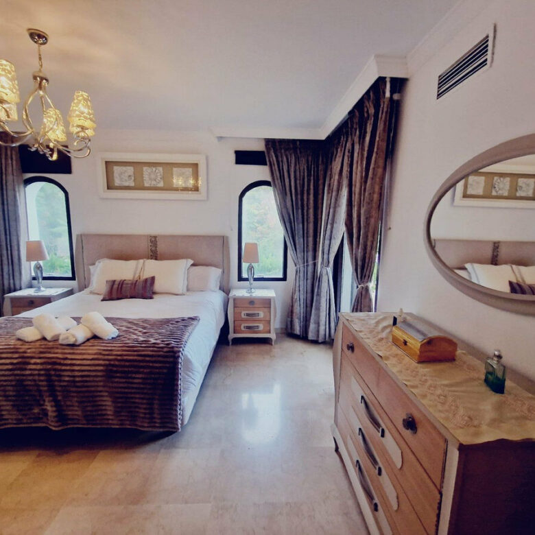FOR SALE 🏡 Six-Bedroom Villa to Renovate on a 2,000 m² Plot with Golf and Sea Views – El Paraíso, Benahavís 🇪🇸