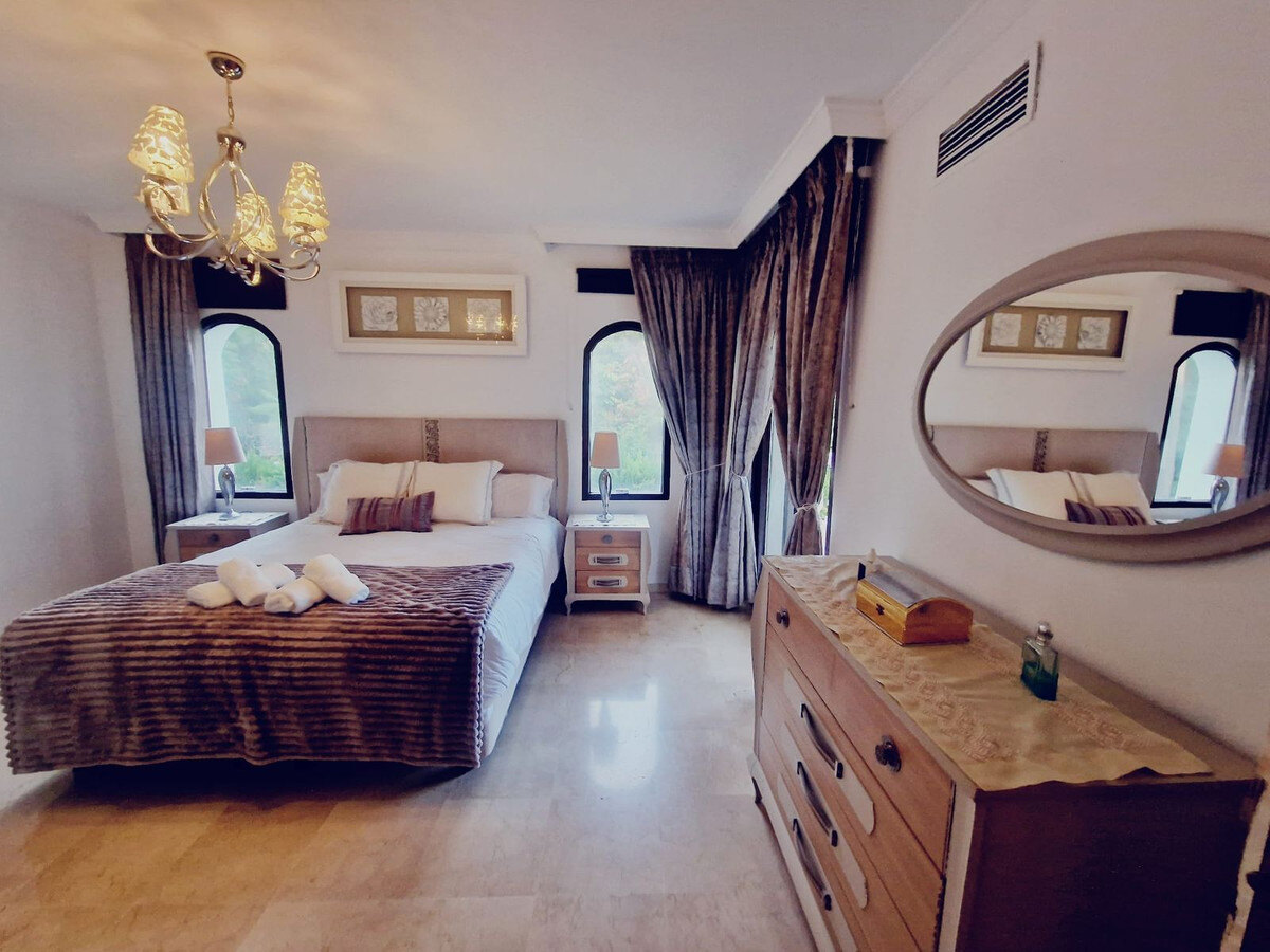 FOR SALE 🏡 Six-Bedroom Villa to Renovate on a 2,000 m² Plot with Golf and Sea Views – El Paraíso, Benahavís 🇪🇸