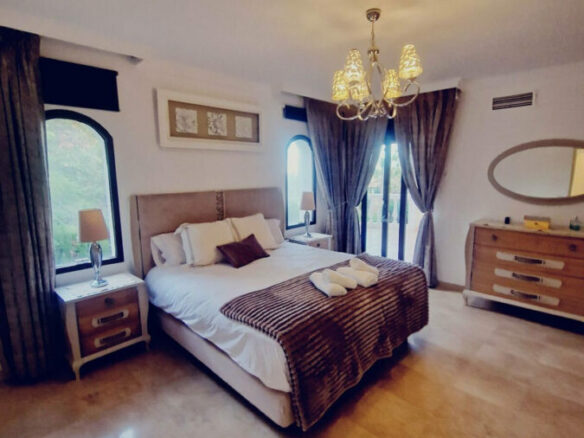 FOR SALE 🏡 Six-Bedroom Villa to Renovate on a 2,000 m² Plot with Golf and Sea Views – El Paraíso, Benahavís 🇪🇸