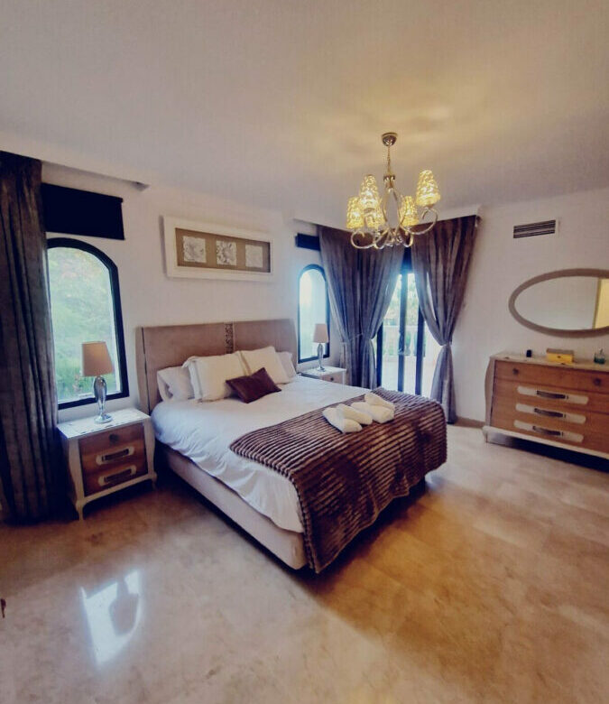 FOR SALE 🏡 Six-Bedroom Villa to Renovate on a 2,000 m² Plot with Golf and Sea Views – El Paraíso, Benahavís 🇪🇸