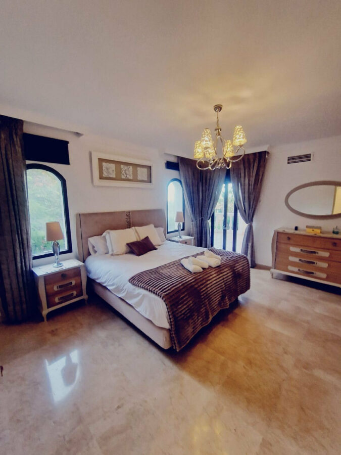 FOR SALE 🏡 Six-Bedroom Villa to Renovate on a 2,000 m² Plot with Golf and Sea Views – El Paraíso, Benahavís 🇪🇸