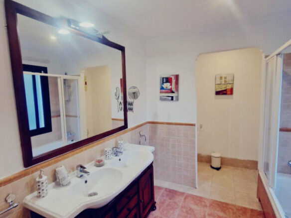 FOR SALE 🏡 Six-Bedroom Villa to Renovate on a 2,000 m² Plot with Golf and Sea Views – El Paraíso, Benahavís 🇪🇸