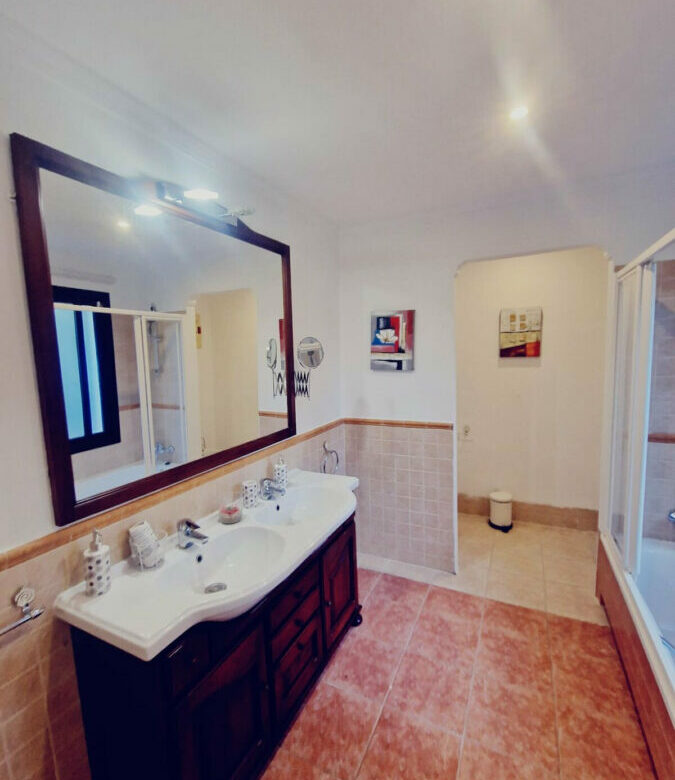 FOR SALE 🏡 Six-Bedroom Villa to Renovate on a 2,000 m² Plot with Golf and Sea Views – El Paraíso, Benahavís 🇪🇸