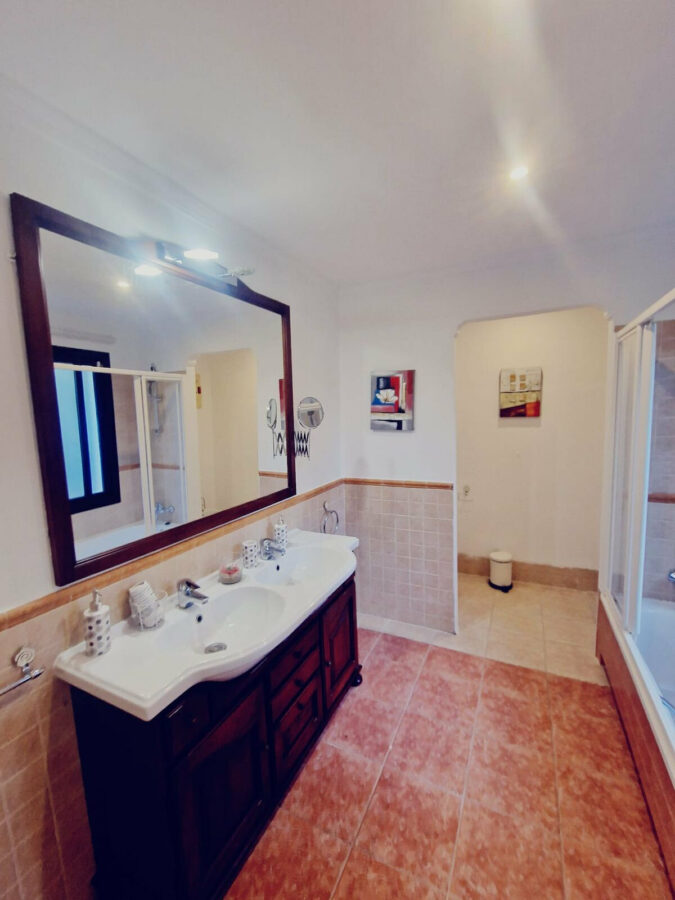 FOR SALE 🏡 Six-Bedroom Villa to Renovate on a 2,000 m² Plot with Golf and Sea Views – El Paraíso, Benahavís 🇪🇸